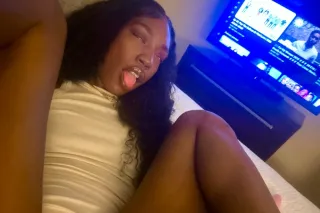 😉🥂🫦 Hang with A Baddie @Slimfi... - Image 4